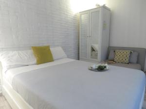 ボローニャにあるOberdan Apartmentの白い大型ベッド(上部に皿付)