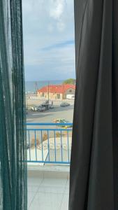 ein Fenster mit Blick auf einen Parkplatz in der Unterkunft BLUE LAGOON 12A LATSI in Polis Chrysochous