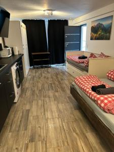 um dormitório com 2 camas e uma lavandaria em Ferienwohnung Beutelsbacherstr. 12 C em Stuttgart