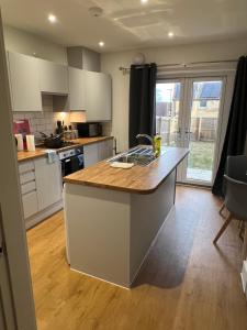 uma cozinha com um lavatório e uma bancada em New Peaceful Luxury Home with free ParkingWiFi Sheffield em Sheffield