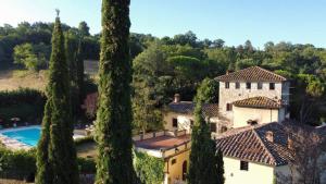 ein Bild einer Villa mit einem Pool und Bäumen in der Unterkunft Torre Belcanto Mugello - Affitti Brevi Italia in Vicchio