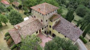 una vista sul soffitto di una grande casa con torrette di Torre Belcanto Mugello - Affitti Brevi Italia a Vicchio Altre 18 foto