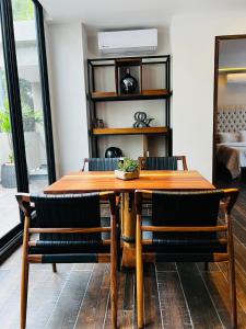 een eetkamer met een houten tafel en stoelen bij Nimue Marina Residence in Ajijic