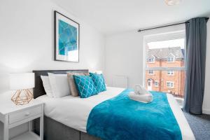 Un dormitorio con una cama grande y una ventana en Luxury Selly Oak Apartment near QE & Uni - Secure Parking - 20CC, en Birmingham