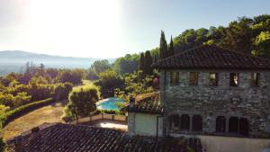 einen Luftblick auf ein Steinhaus mit einem Pool in der Unterkunft Torre Belcanto Mugello - Affitti Brevi Italia in Vicchio