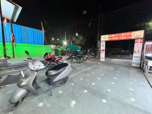 grupa motocykli zaparkowanych na parkingu w obiekcie Hotel Mehak Palace - Noida Sector 62 w mieście Noida