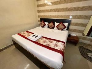 łóżko w pokoju z 2 poduszkami w obiekcie Hotel Mehak Palace - Noida Sector 62 w mieście Noida