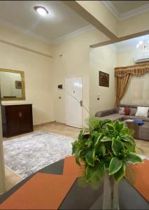 - un salon avec un canapé et une table dans l'établissement Karnak Flats, à Louxor