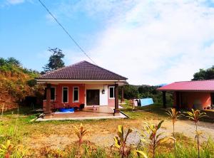 ein kleines Haus mit rotem Dach in der Unterkunft Aish Homestay in Kuala Lipis