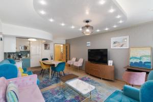 a living room with a couch and a dining room at 5-Star Kings Cross Home with Gym - Central London in London