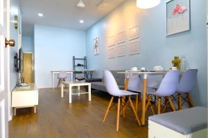 ein Esszimmer mit blauen Wänden sowie einem Tisch und Stühlen in der Unterkunft Adno Homestay#3BR#2 Queen 1 Single 1 Sb#IKEA#High Speed Wifi#6pax in Simpang Ampat
