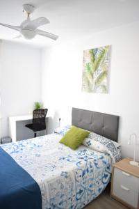 a bedroom with a bed and a ceiling fan at Apartamento Ladevesa in Elche