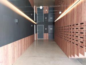 - un couloir avec des murs en bois et une porte dans une chambre dans l'établissement Lovely Studio Apartment in M3 Saburtalo-District., à Tbilissi
