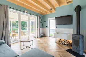 un soggiorno con camino e TV di Zachodni Wiatr - Betula a Białogóra