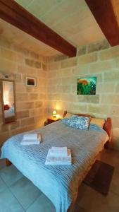 um quarto com uma cama com duas toalhas em Arthome - guest rooms em Gharb