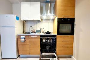 Il comprend une petite cuisine équipée d'une cuisinière et d'un réfrigérateur. dans l'établissement Lovely Studio Apartment in M3 Saburtalo-District., à Tbilissi