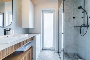 un bagno con lavandino e doccia di Zachodni Wiatr - Betula a Białogóra Altre 15 foto