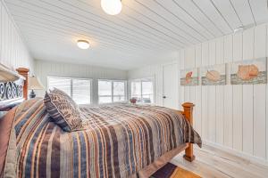 Ліжко або ліжка в номері Lakeside Whitefish Cottage with Private Hot Tub!