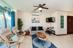 - un salon avec un canapé et une télévision dans l'établissement Suenos del Mar II, à Playa Flamingo