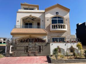 ein großes Haus mit Balkon darüber in der Unterkunft BAHRIA HOLLIDAY HOME in Rawalpindi
