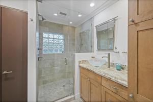 ein Badezimmer mit Glasdusche und Waschbecken in der Unterkunft Pet-friendly inland home with resort style yard/pool in Marco Island + 39 Fotos