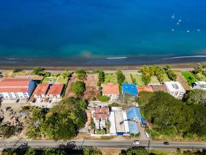 - une vue aérienne sur une maison à côté de l'océan dans l'établissement Suenos del Mar II, à Playa Flamingo