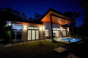 Swimmingpoolen hos eller tæt på Private Modern Villa Near Resort District