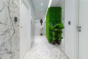 斯普利特Antares Luxury Rooms 2的走廊上设有绿墙,种植了植物
