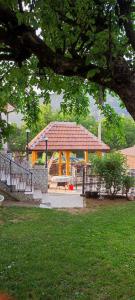 einen Pavillon mit einer Bank in einem Park in der Unterkunft Drinski odmor ,,Mima,, 1 in Perućac