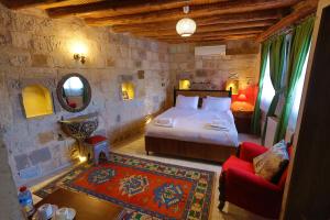 Postel nebo postele na pokoji v ubytování Bedrock Cave Hotel
