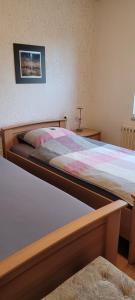 two beds sitting next to each other in a bedroom at Ferienwohnung Hölscher in Ascheberg