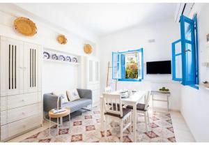 uma sala de estar com um sofá e uma mesa em Avlona Blue em Diafánion