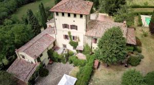 una vista aérea de una gran casa blanca con árboles en Villa Belcanto Mugello - Affitti Brevi Italia en Vicchio