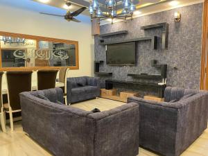 sala de estar con 2 sofás y chimenea en BAHRIA HOLLIDAY HOME, en Rawalpindi