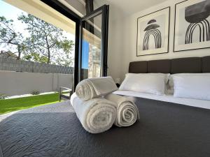 Un dormitorio con una cama con toallas. en Apartment Oris, Private Parking, Garden, en Zadar 25 fotos más