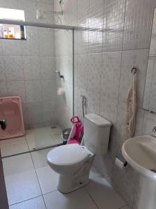 y baño con aseo y lavamanos. en Ótimo apartamento en Porto Seguro