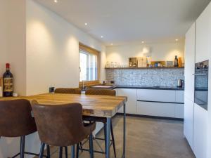 コーリコにあるVilla Perlinoの木製のテーブルと椅子のあるキッチン