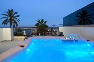 Piscina a Cove Luxury Suites o a prop