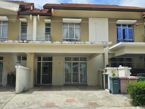 een groot huis met een oprit ervoor bij The School Homestay in Putrajaya