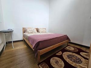 een slaapkamer met een bed en een tafel in een kamer bij The School Homestay in Putrajaya