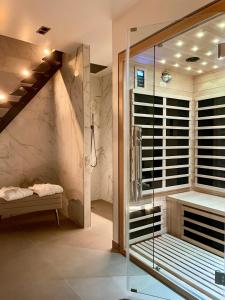 bagno con cabina doccia e cabina doccia di La Croisée des Sens a Croisy-sur-Eure