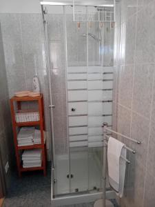 um chuveiro com uma porta de vidro na casa de banho em Venere em Peschiera del Garda