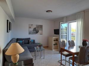 una sala de estar con un sofá y una mesa en Apartments Kaskada, en Marina