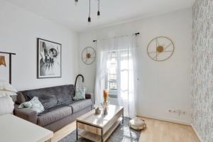 sala de estar con sofá y mesa de centro en 247 Suite Milan - Superb apartment in Paris. en París