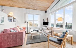 Sala de estar con 2 sofás y mesa en Pallas, en Fanø