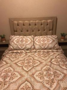 a large bed with a large headboard in a bedroom at Casa Vacacional Boca IB in Boca del Río