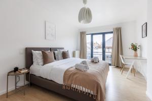 1 dormitorio con 1 cama grande, escritorio y ventana en Sweet Inn - Michel Ange, en Bruselas