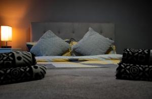 Llit o llits en una habitació de Cosy Modern Flat (NEC/BHX Stays)