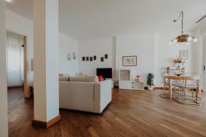 sala de estar con sofá y mesa en Attico vista mare - Centro-Park, en Trieste