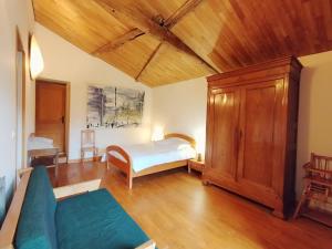 Un dormitorio con una cama y un techo de madera. en Gîte de la Barlière, en Secondigny